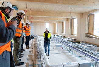 Tööriietes inimesed vaatamas jahutussüsteemi